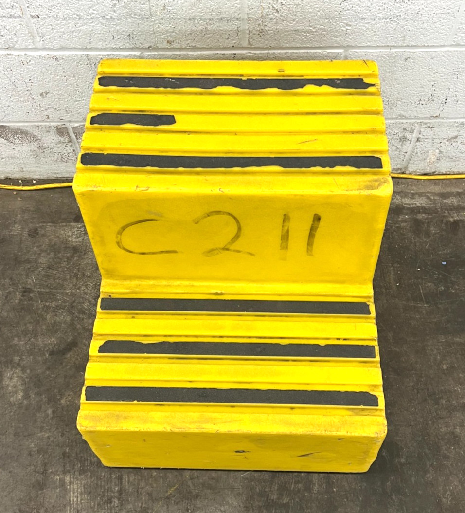 GHEN TAINER POLYETHYLENE 2 STEP STOOL OAD LENGTH 19″ WIDTH 23-3/4″ HEIGHT 21″