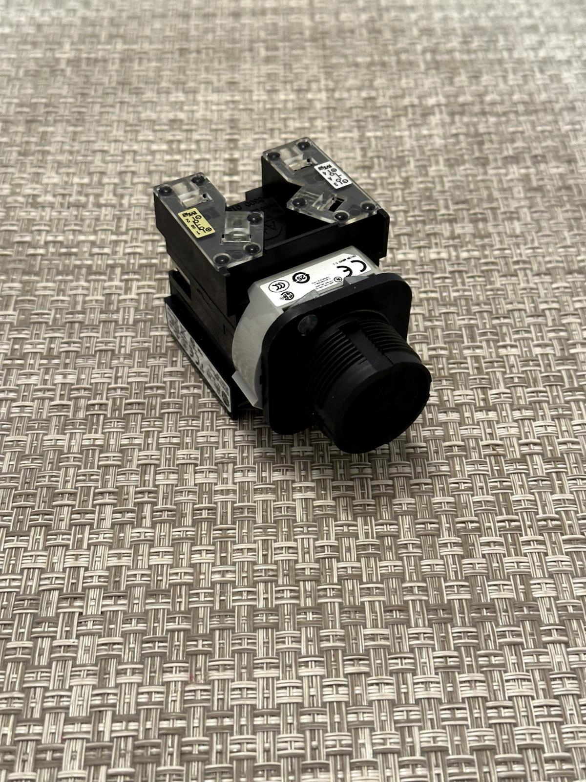 New! Allen Bradley 800H-HR2BY 30mm Selector Switch 2-Position Maintained