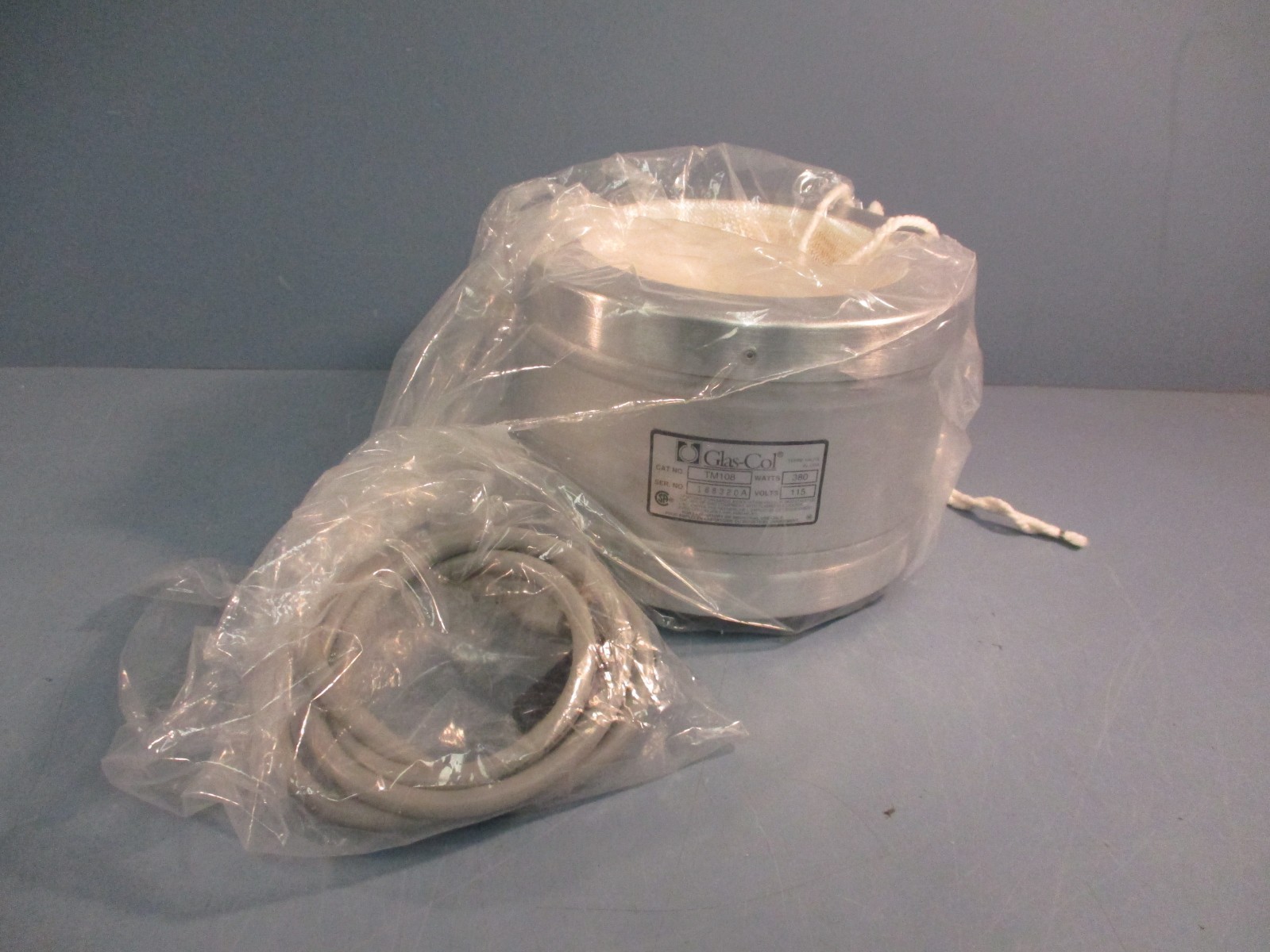 Glas-Col TM108 1 Liter 115 Volts 380 Watt Aluminum Housed Heating Mantle