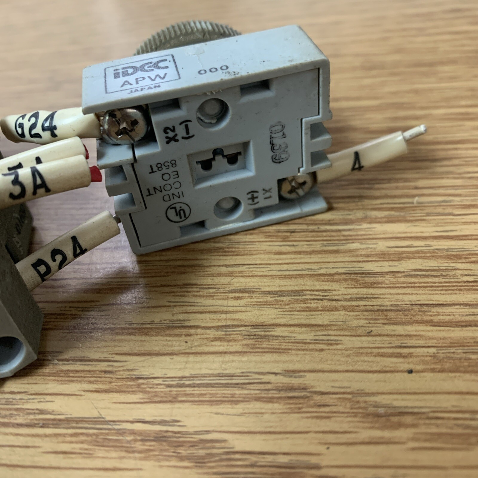 IDEC KEYED SELECTOR SWITCH ASW0201K, APW000 See Pics