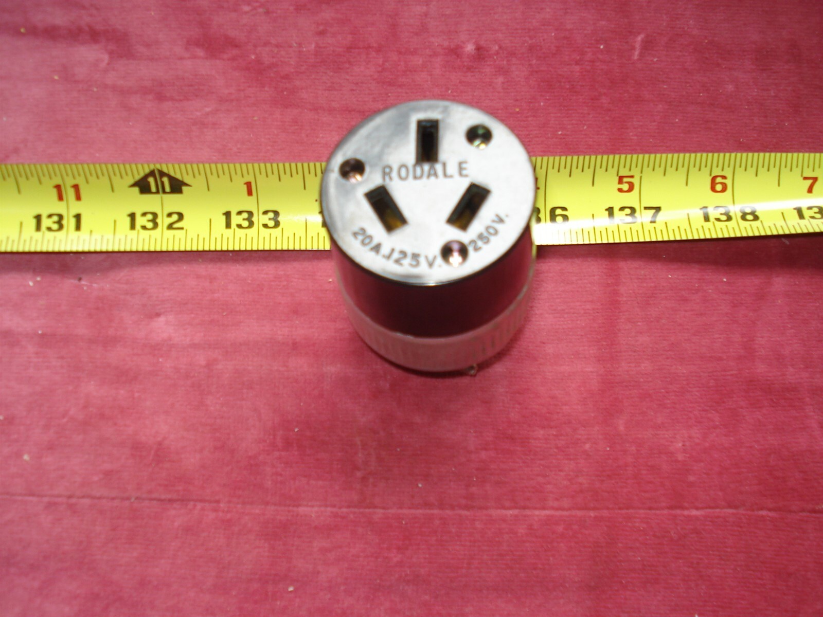 (0473.) Elect. Connector Rodale 20A 125/250 V 3-Hole Grounded (for Angled Pins)