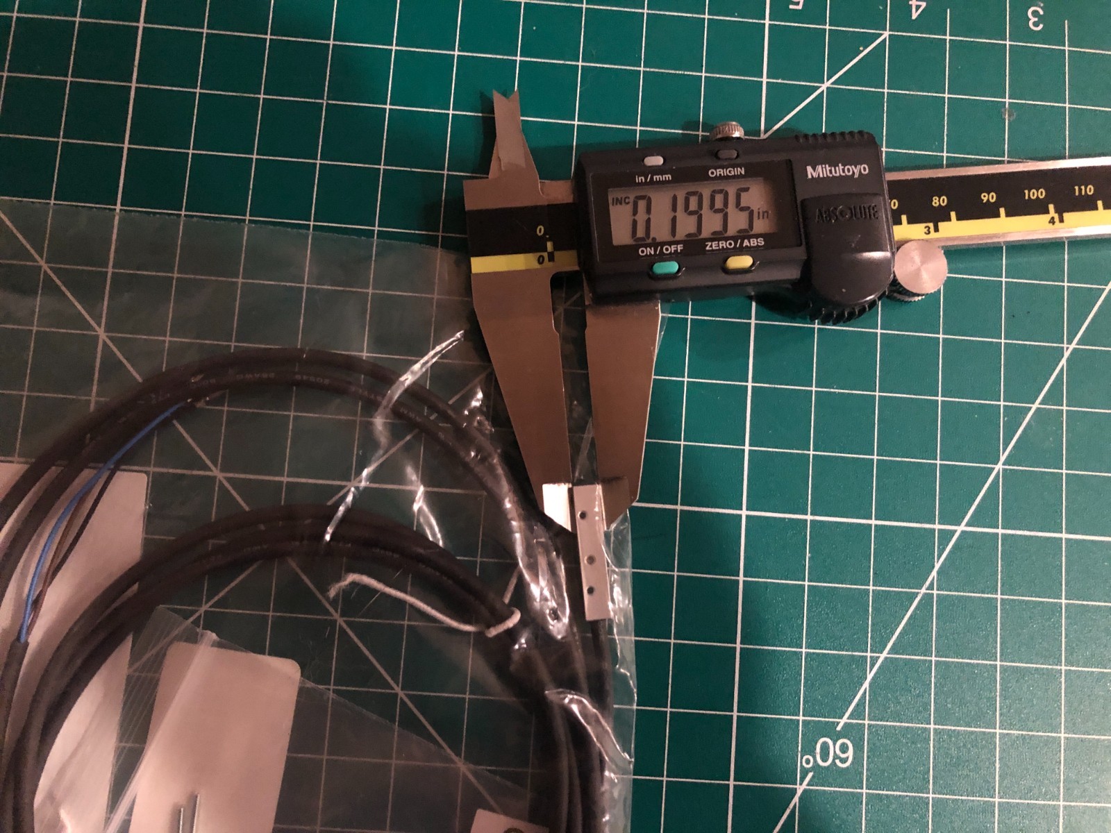 BALLUFF INDUCTIVE SENSOR- ROBOT VISION: BES 516-3040-I02-C-PU-02 (BRAND NEW)