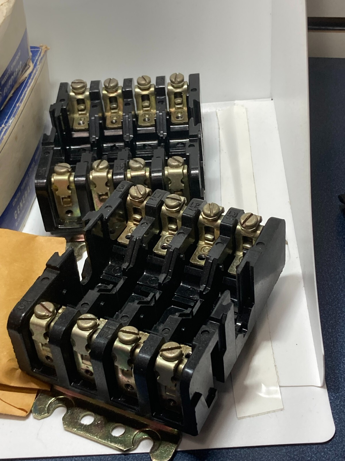 GE 546A301G11 STATIONARY CONTACT SUPPORT 4 POLES (LOT OF 2) NIB