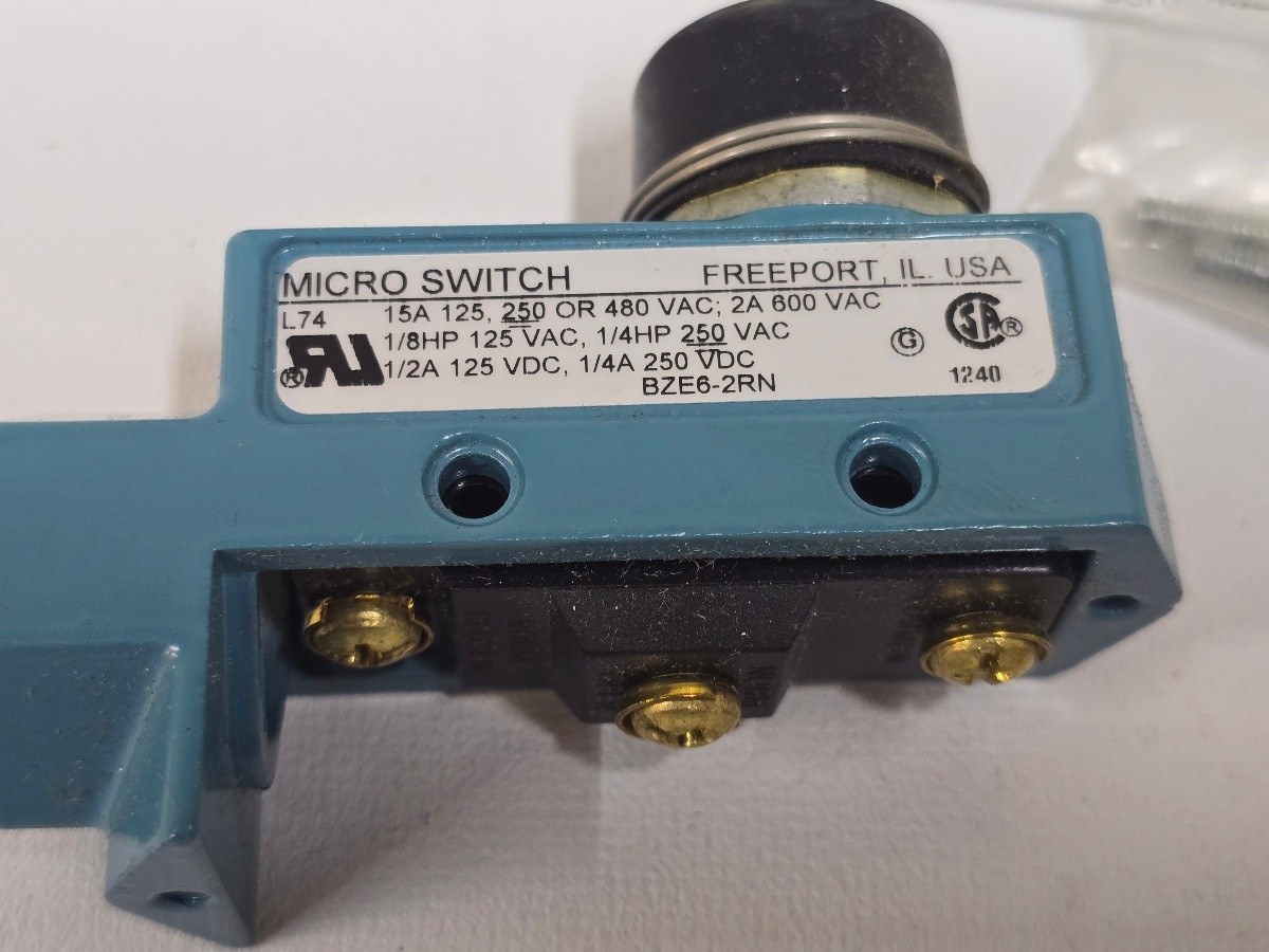 Honeywell MICRO SWITCH BZE6-2RN Enclosed Limit Switch Plunger IP66