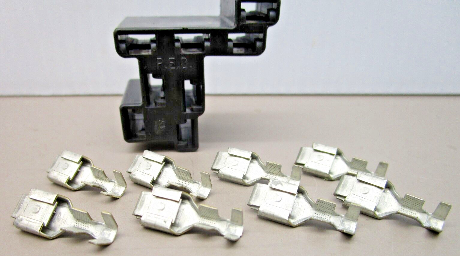Delphi Packard 56-Series GM Terminal Housing and Sockets 8-Way Female Black 16ga