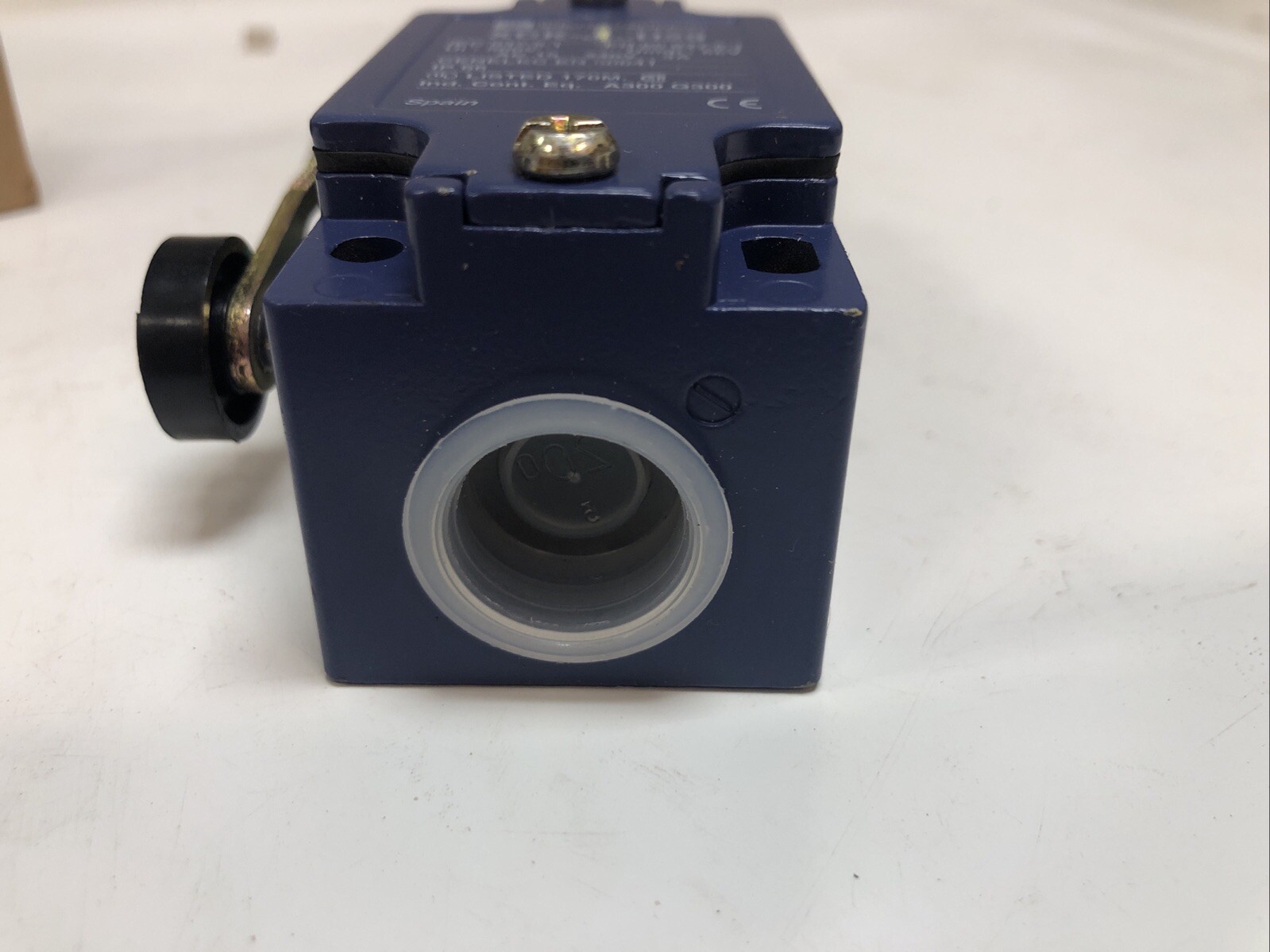 1 New Telemecanique Limit Switch With Arm XCK-J…H29, Ui 500V, AC 15. 240V 3A