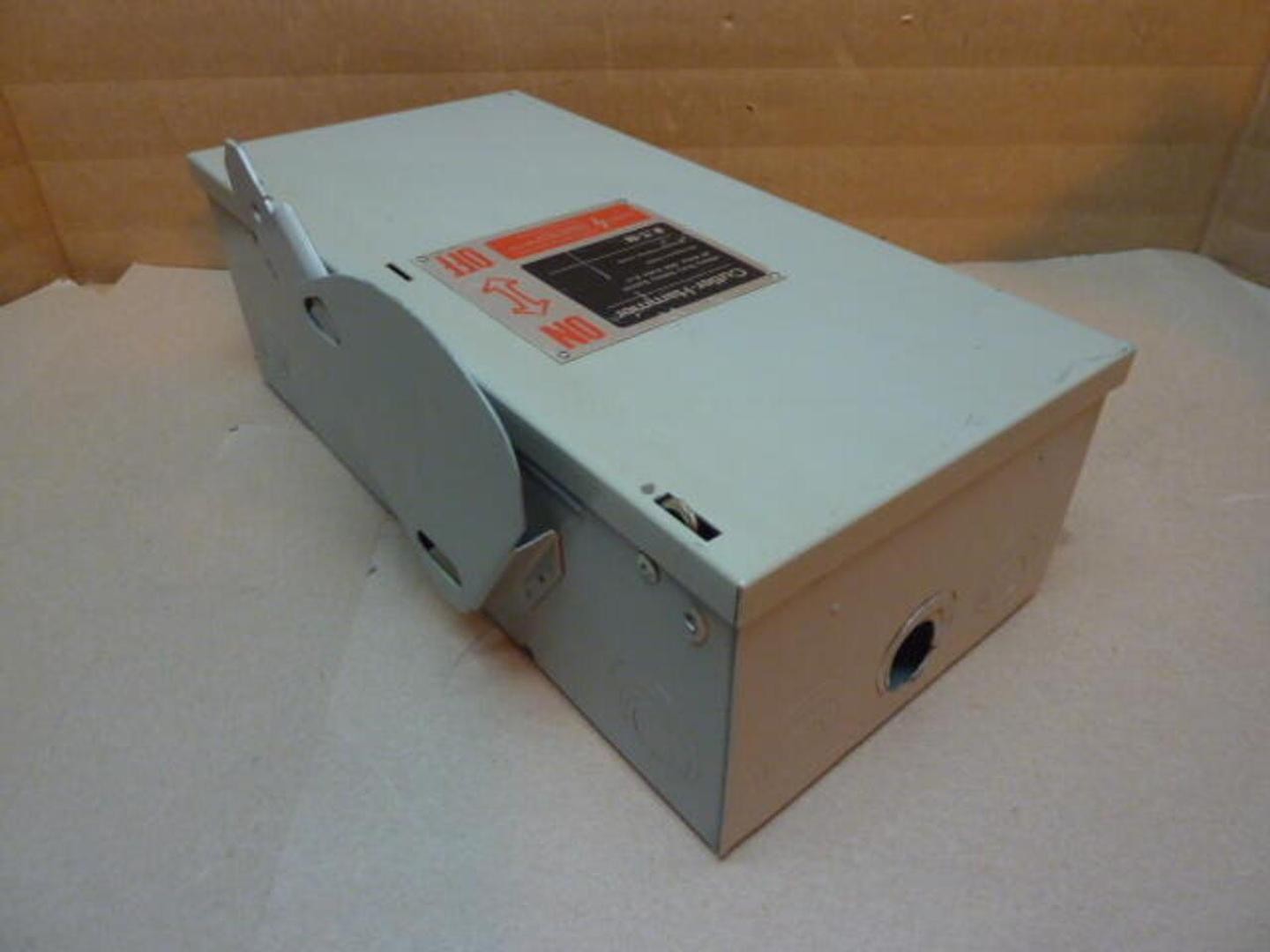 CUTLER HAMMER 30 Amp Safety Disconnect Switch DH361NGK Scratch & Dent #36025