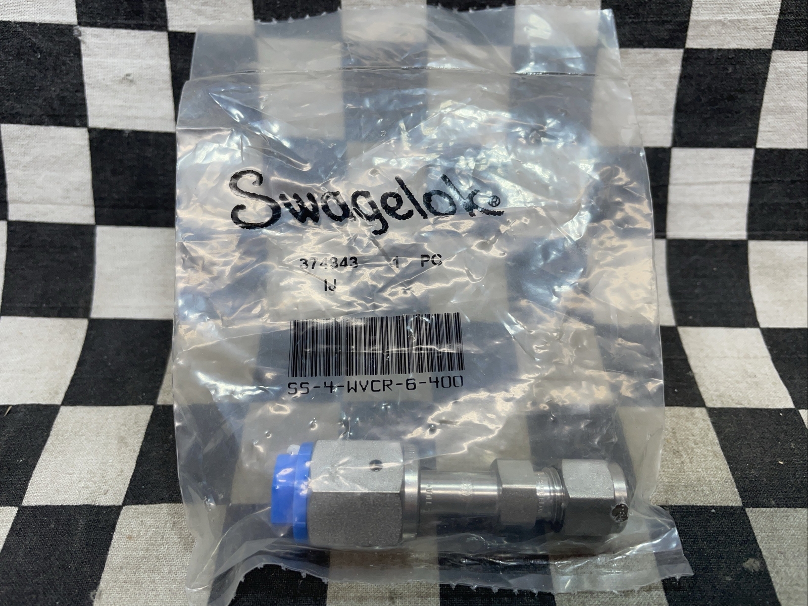 SWAGELOK SS-4-WVCR-6-400, 1/4″ FVCR X 1/4″ T , LOT OF 17, SHIPSAMEDAY #1208T13