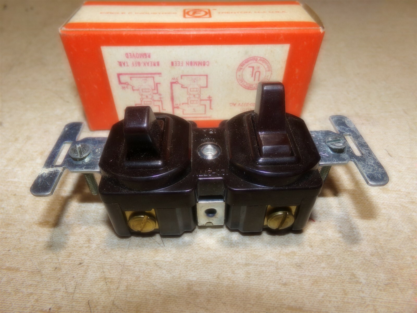 NEW Circle F 3223 Brown Dual Toggle Light Switch *FREE SHIPPING*
