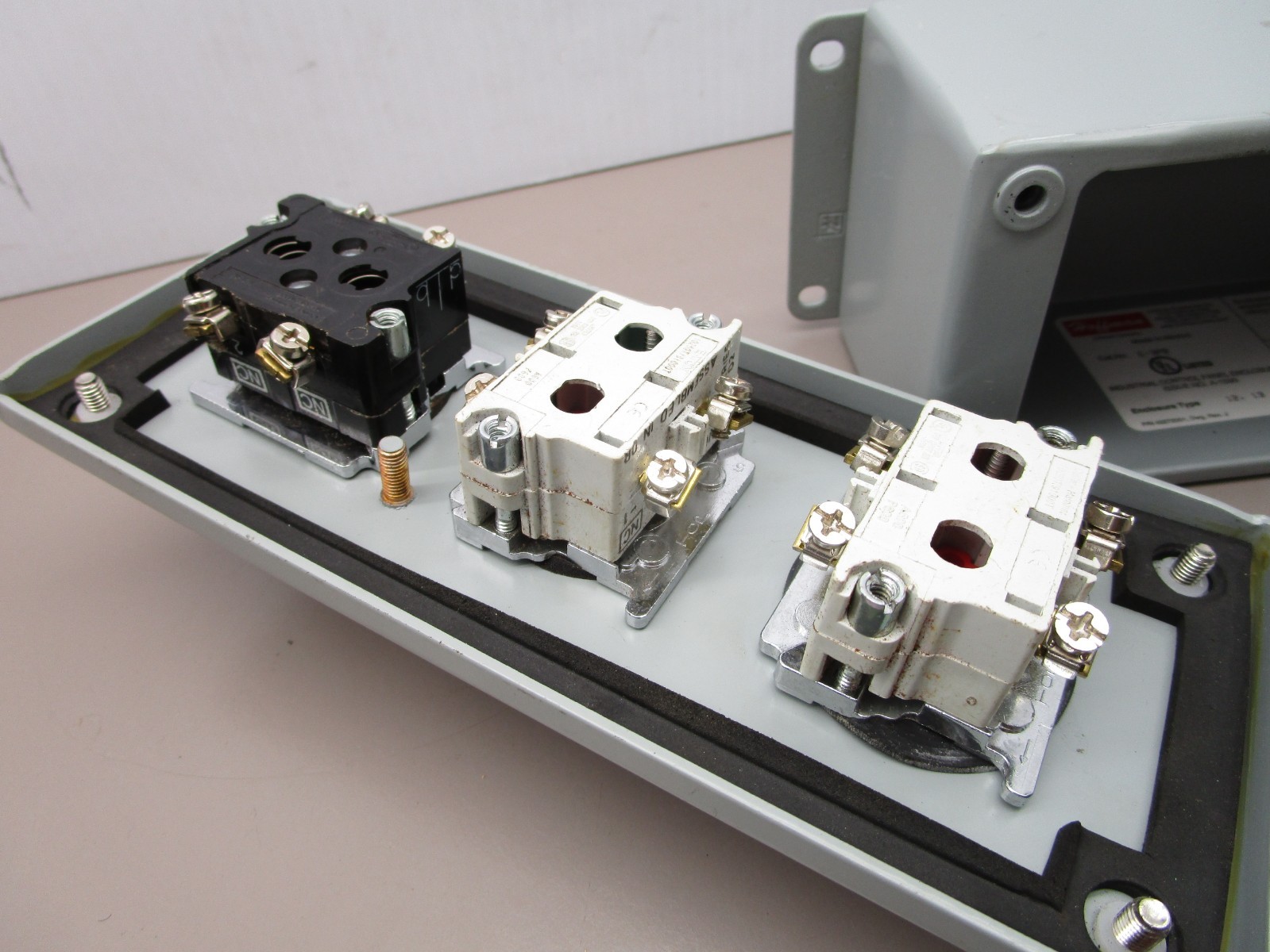 Hoffman E-3PB Push Button Enclosure with Switches OFF-ON / Start / Stop