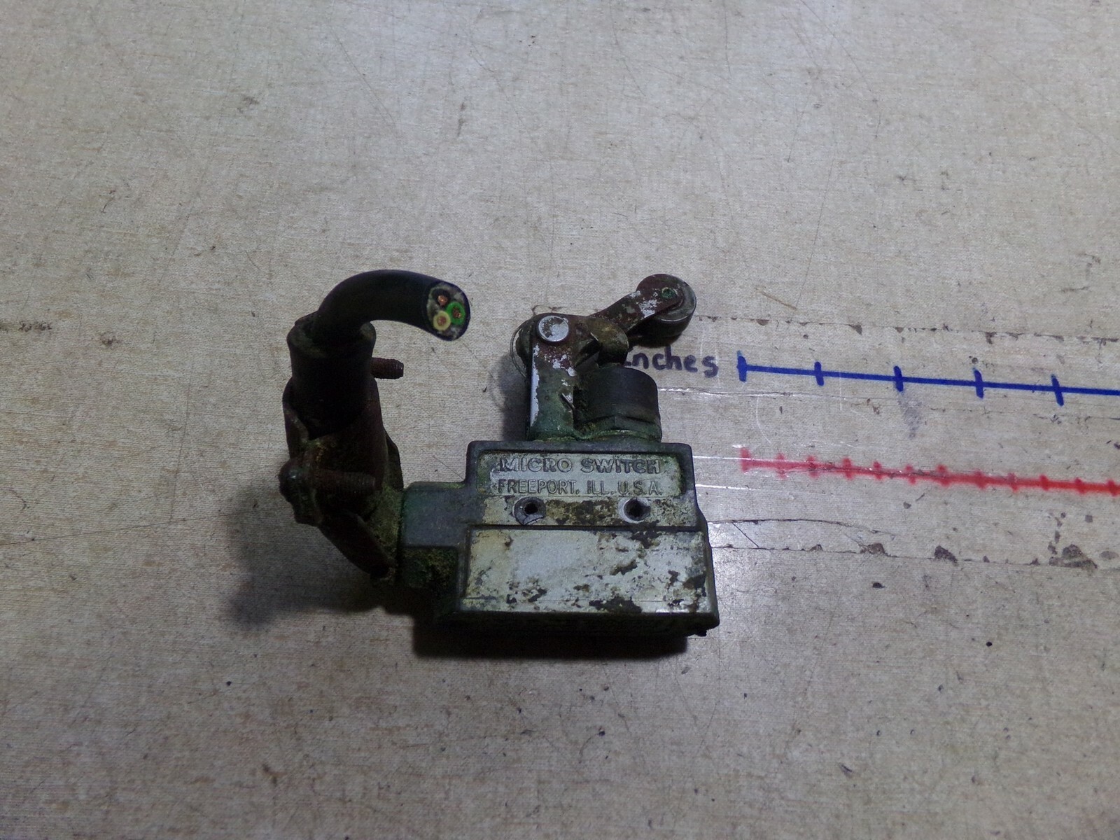Micro BZE6-2RN2 8341 Limit Switch *FREE SHIPPING*