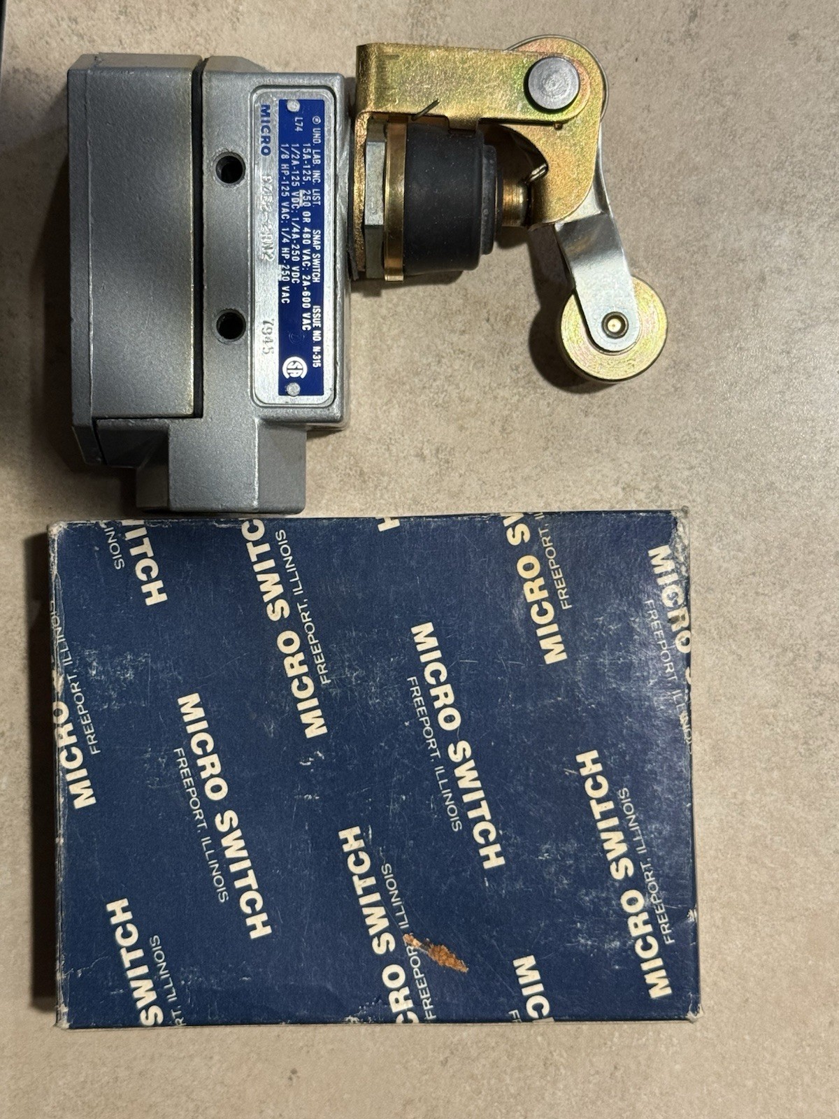 1 x NEW MICROSWITCH BZE6-2RN2 LIMIT SWITCH, for HONEYWELL BZE6 Series Switch NOS