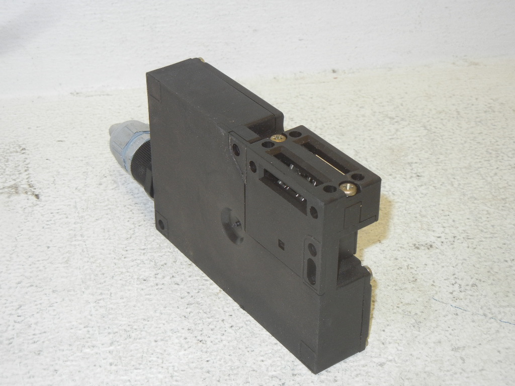 SCHMERSAL AZM 161SK-33RKA-024 M 16 USED SAFETY INTERLOCK AZM161SK33RKA024M16