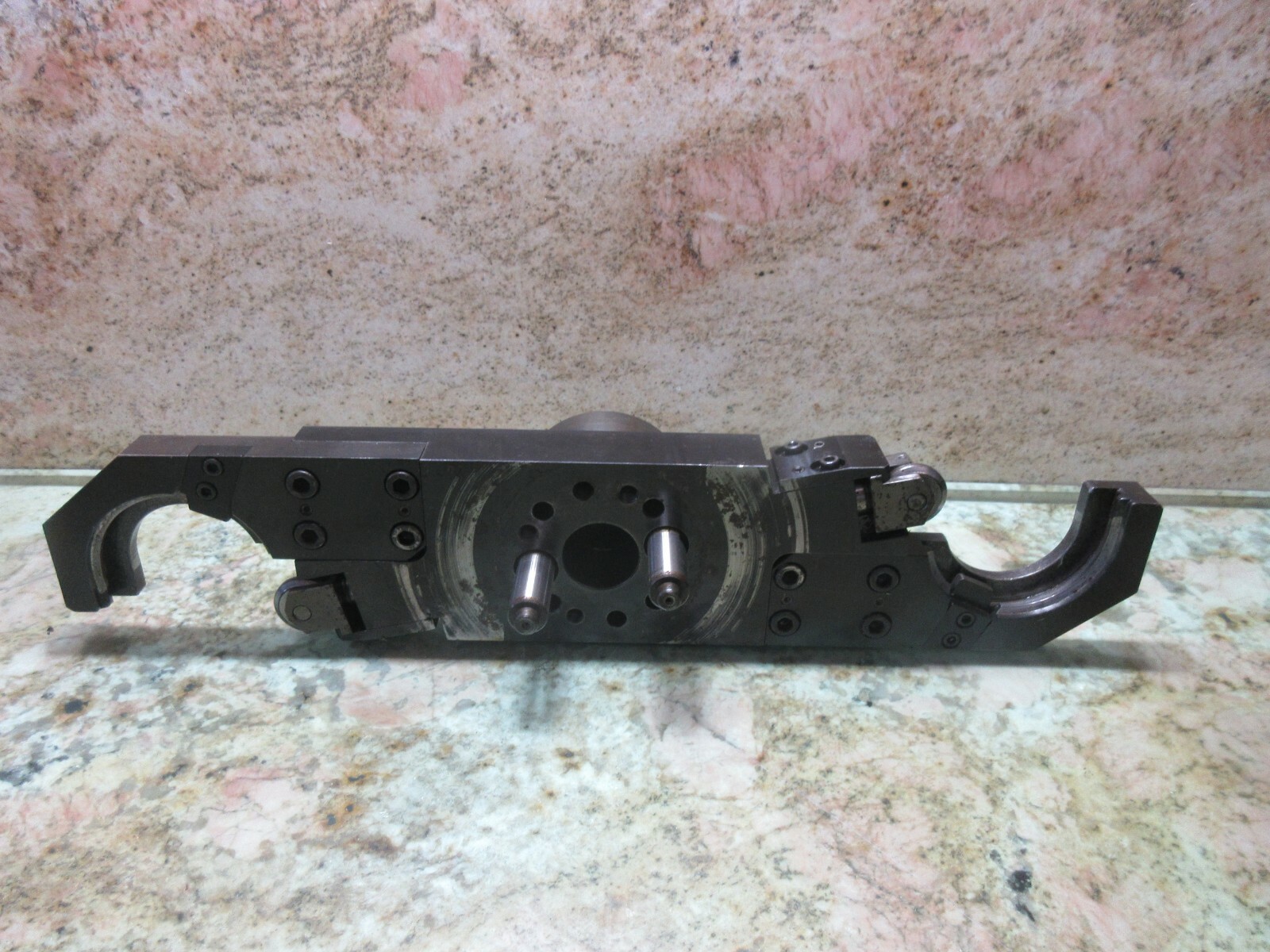 OKUMA MC-4VB CNC VERTICAL MILL TOOL CHANGER CAROUSEL ARM HOLDER
