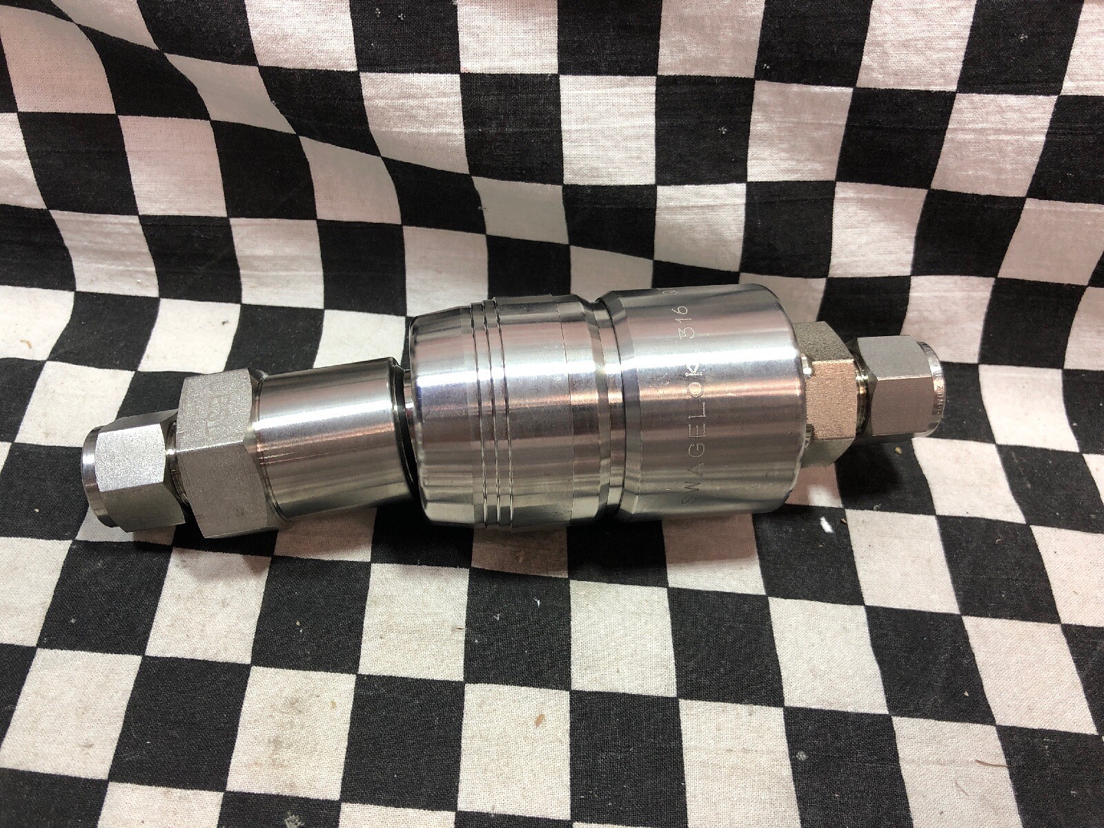 Lot Of 2 Swagelok Quick Connect Stem with Valve, SS-QTM8A-B-810 & SS-QTM8-D-810