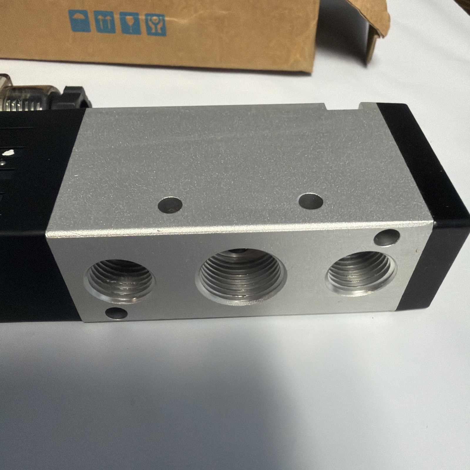 AMSI 24V 5-PORT SOLENOID VALVE 4V310-10