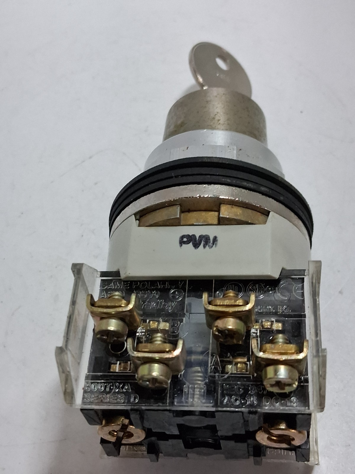ALLEN BRADLEY 800T-J44KC7B SEL SWITCH 3 POS MAIN 2NO/2NC KEY REM FROM ALL SE T