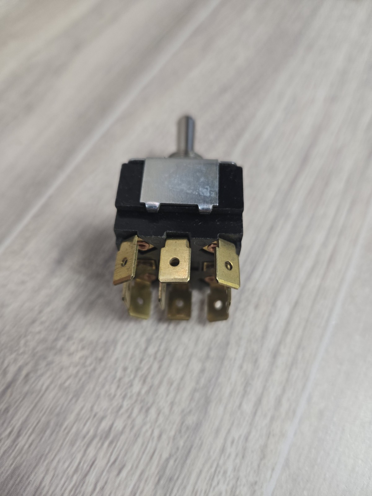 Carling 1042R Maintained Toggle Switch 3-Position 125 / 250V