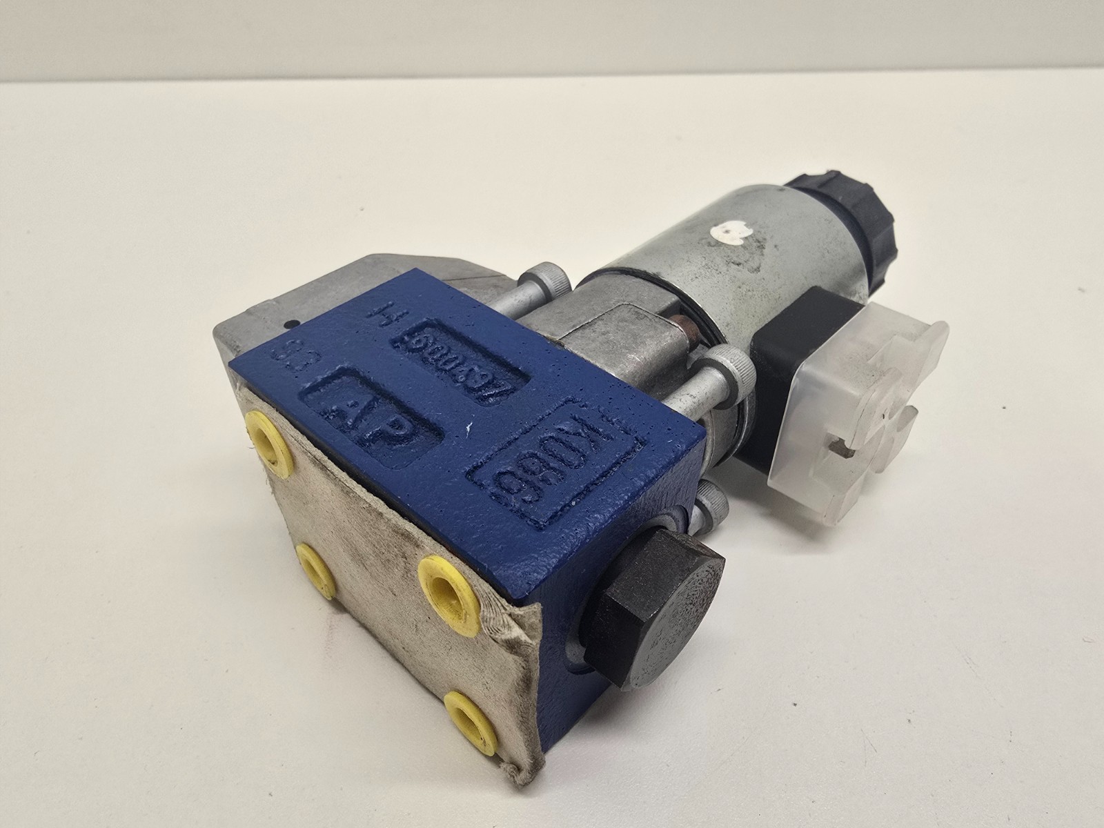 NEW OLD STOCK! REXROTH DIRECTIONAL VALVE M-3SEW6C3X/630M R976711816