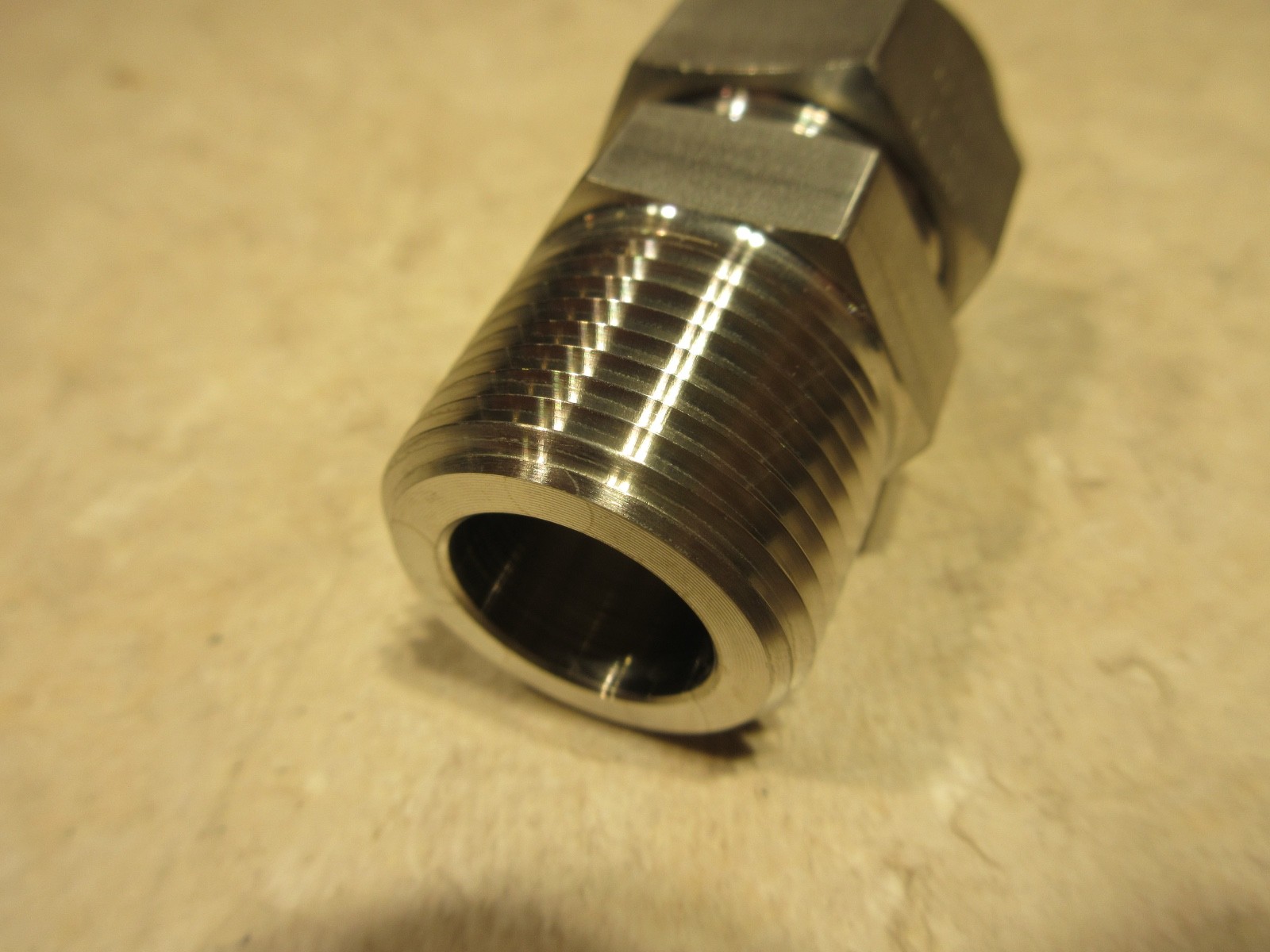 IHARA DCT-12-12-SS, MALE TUBE CONNECTOR, 3/4″ TUBE X 3/4″ NPT, AB0267