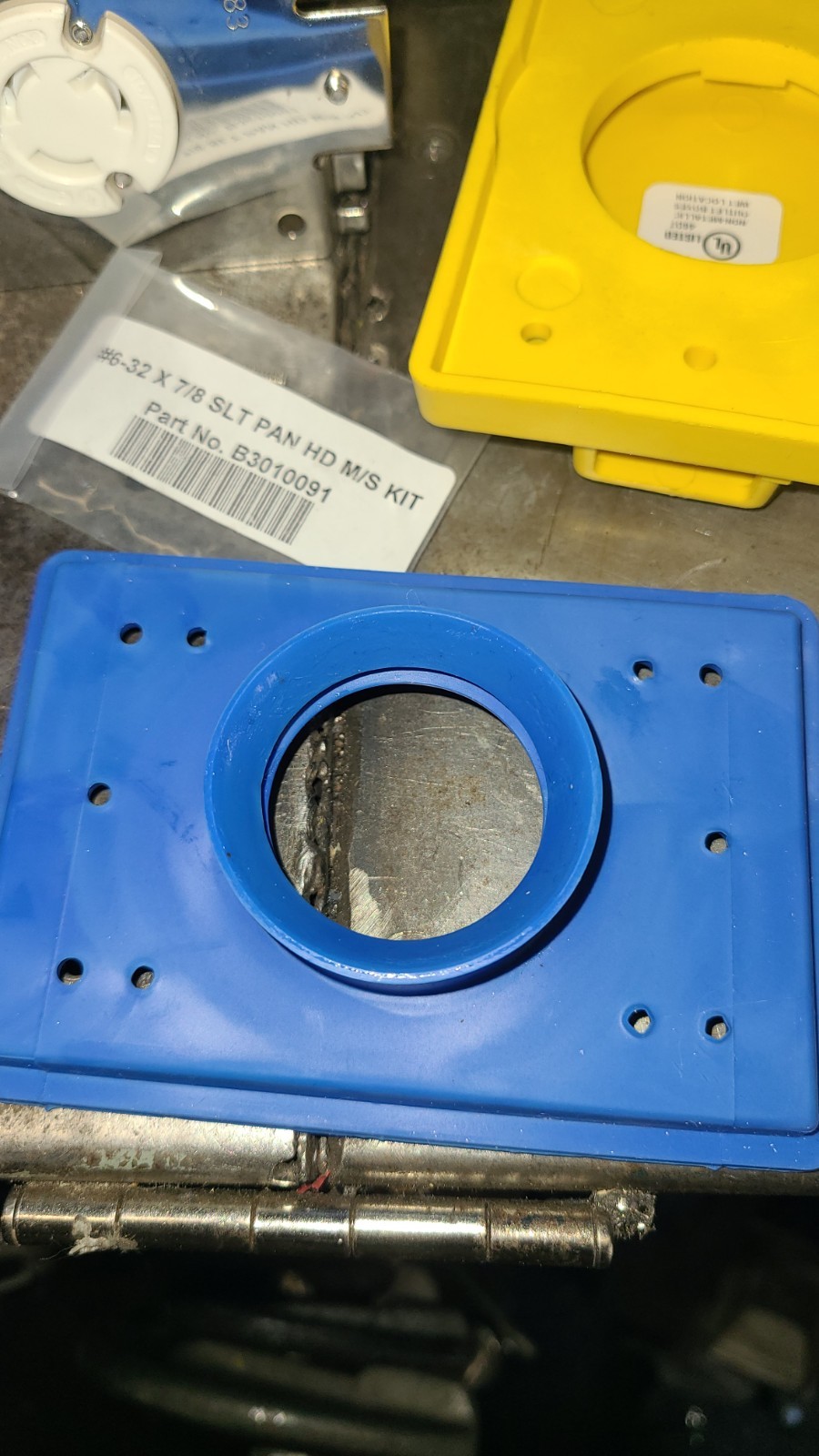 ERICSON 2715FS20 WATERPROOF RECEPTACLE W/ COVER(B225) New Old Stock
