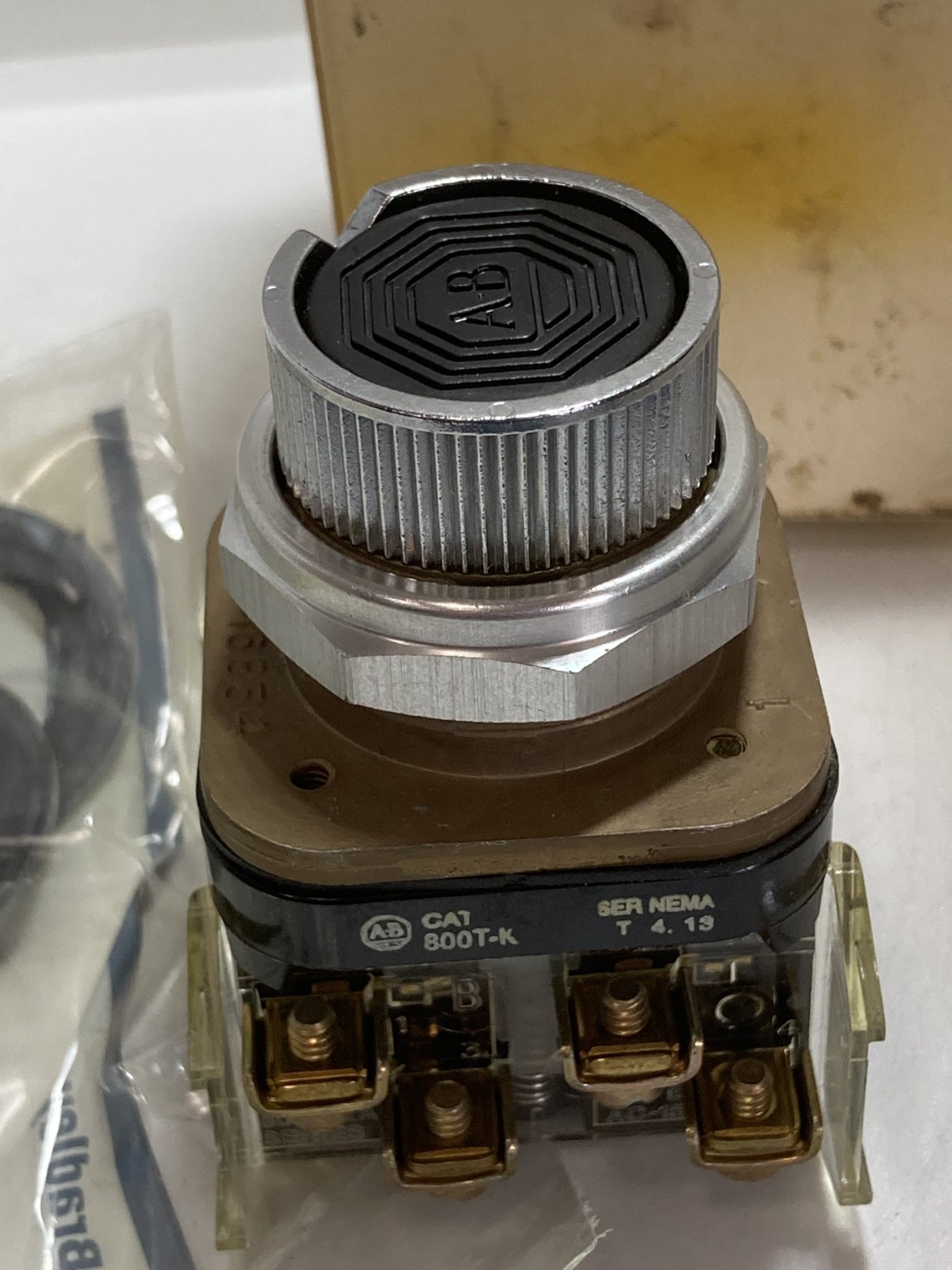 ALLEN BRADLEY 800T-K2AAXX SELECTOR PUSHBUTTON BLACK 2NO/2NC SER T NIB