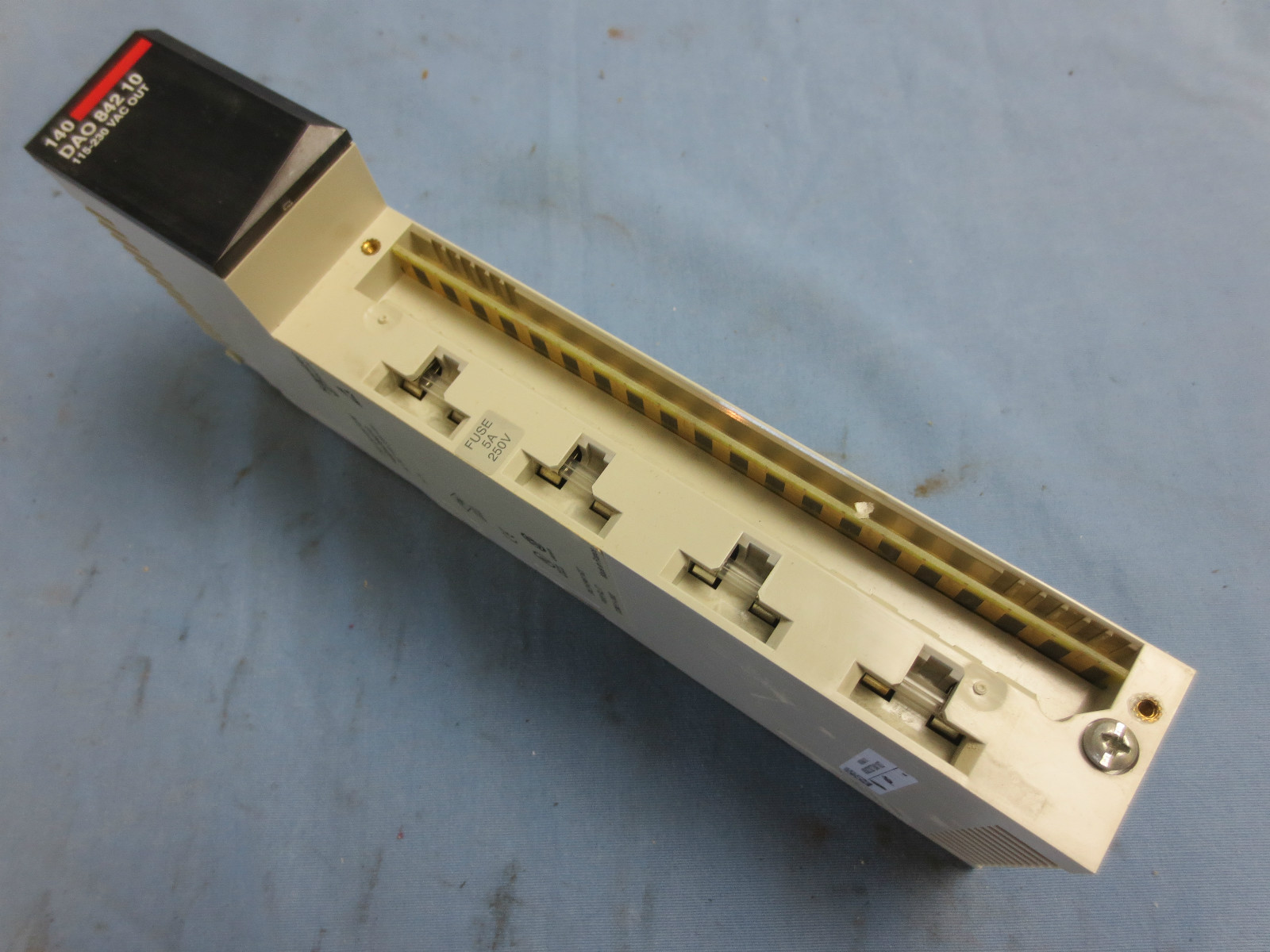 SCHNEIDER MODICON 140 DAO 842 10 – 100-230VAC OUTPUT MODULE – NO TERMINAL STRIP