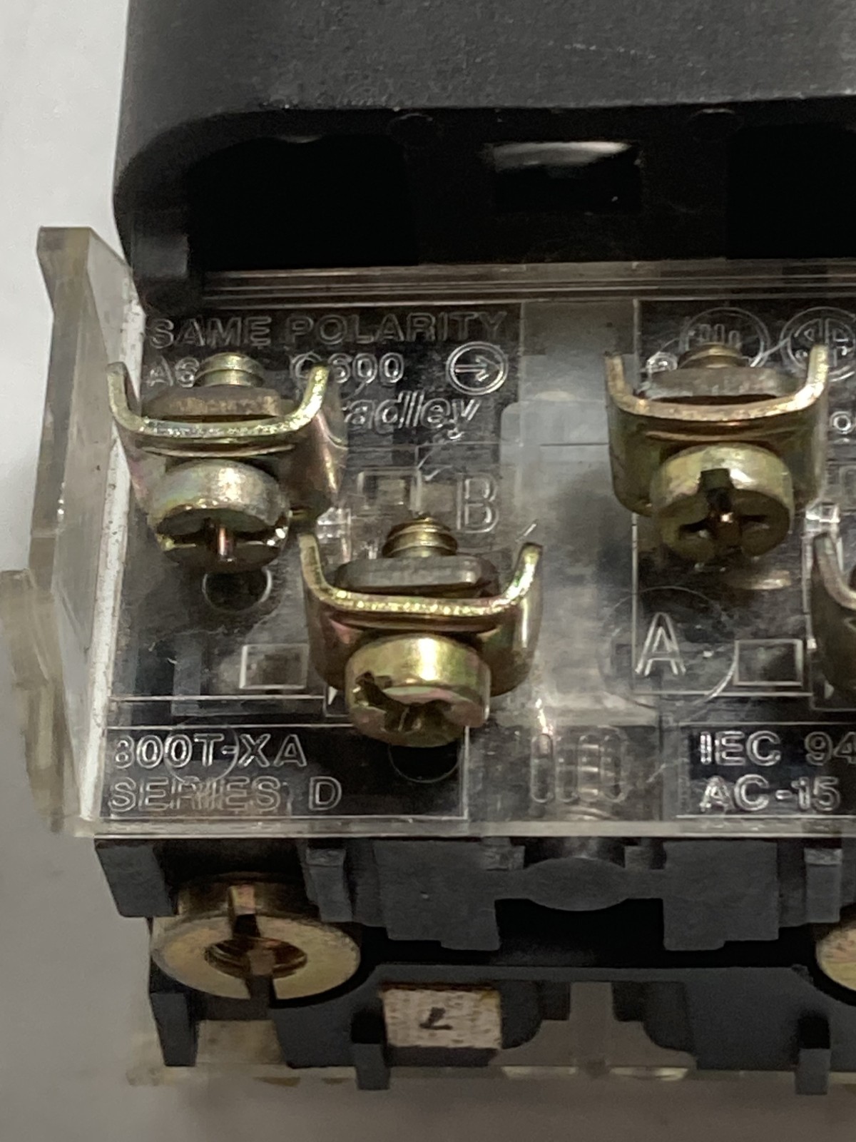 ALLEN BRALDEY 800H-QRB24G PUSHBUTTON MOMENTARY 1NO/1NC GREEN 24V SERIES F