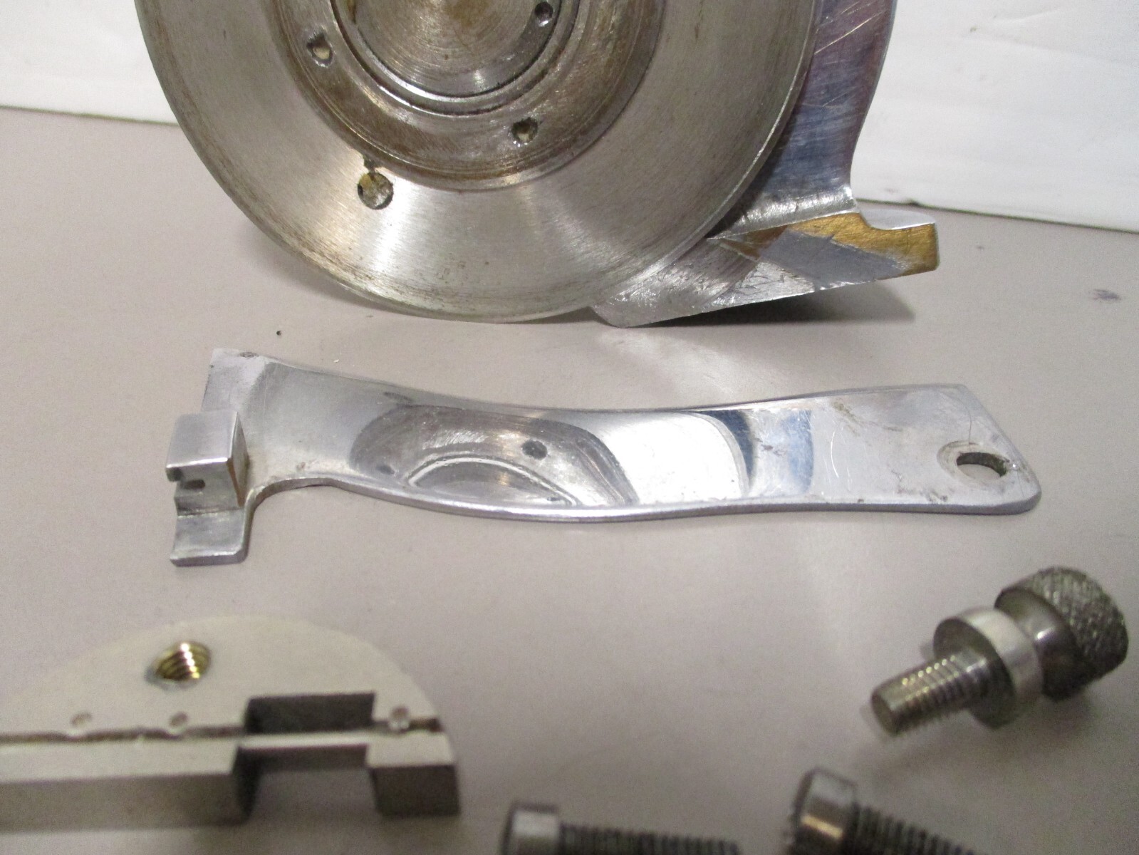Gearbox Cutter Wheel Carrier 4″ for Vintage Wolf Model R Electric Fabric Cutter
