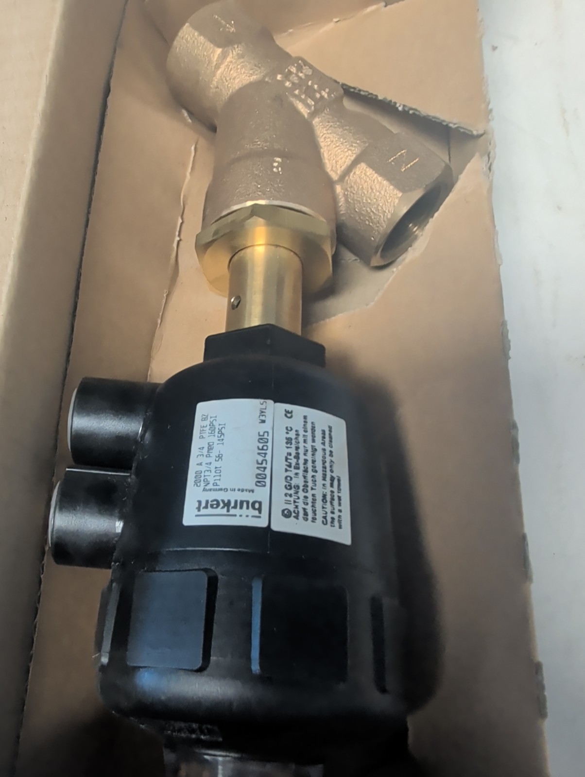 BURKERT 00454605 2000A PTFE BZ ANGLE SEAT VALVE NPT 3/4 160PSI – NEW