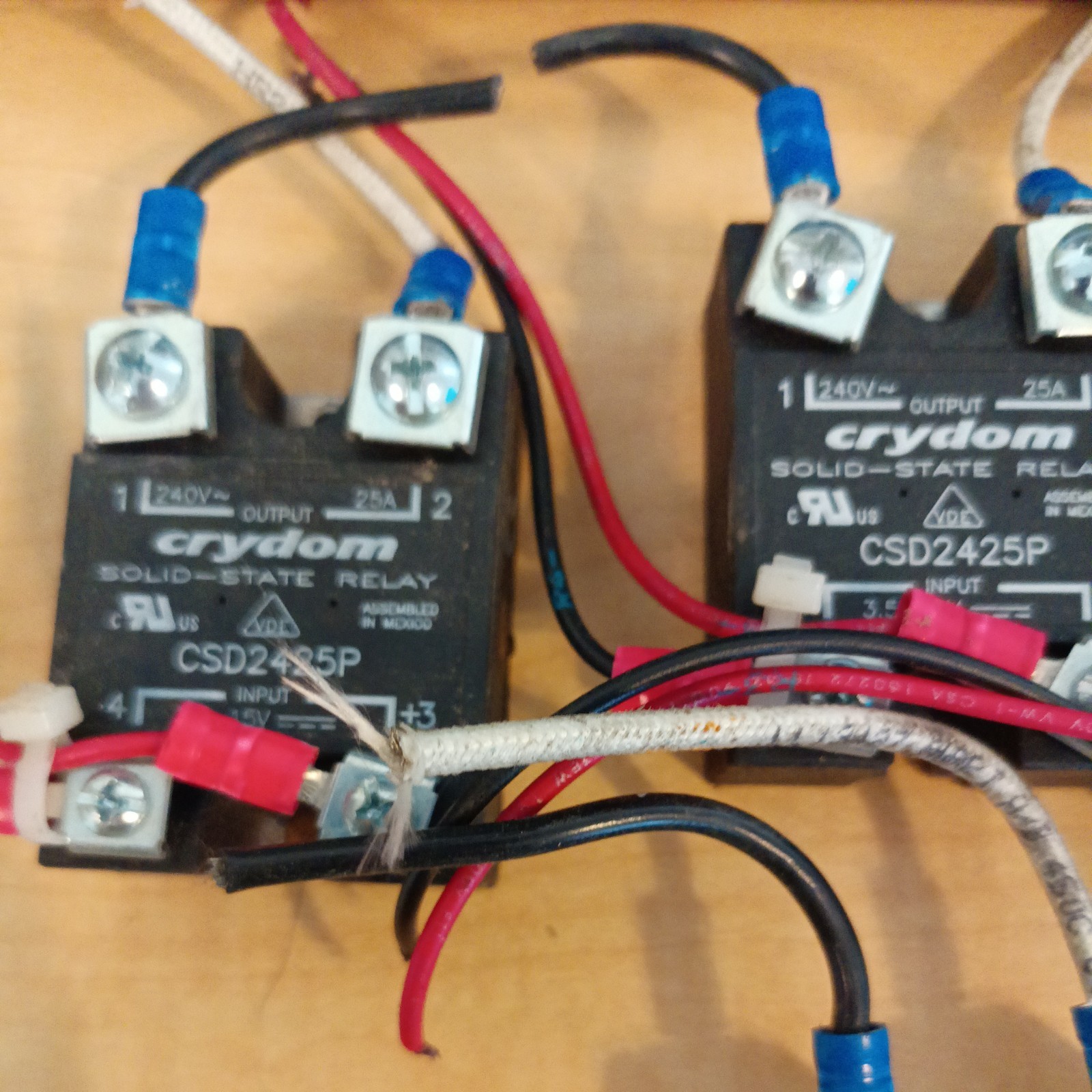 UNUSED CRYDOM D2425 SOLID STATE RELAY 240VAC/OUT 25A