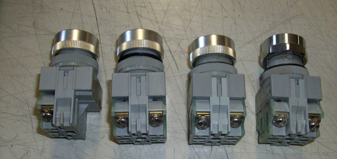 Idec Izumi 41-10569 Keyed 2 Position Selector Switch 41-010570 125V 5A 300V 3A