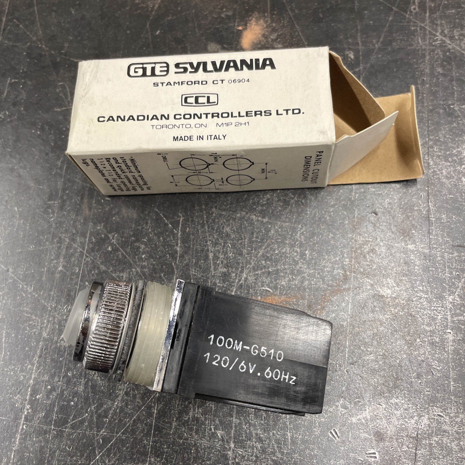 New Vintage Sylvania 100M-G510 Lighted Push Button Industrial Oiltight No Lens