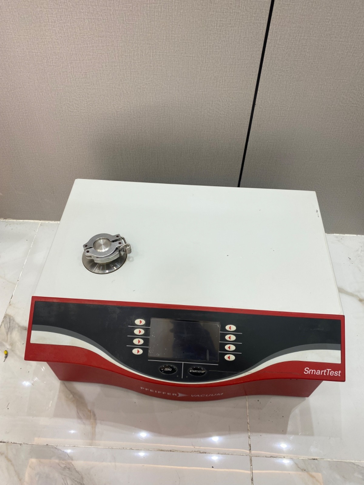 PFEIFFER VACUUM HLT 570 Helium Leak Detector, 120 V