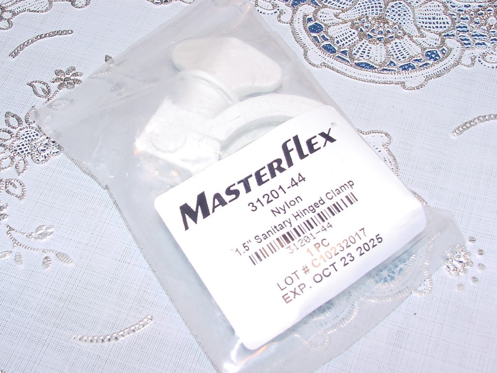 MasterFlex 31201-44, 1.5-inch Non-Metallic Sanitary Hinged Clamp, Nylon, NEW