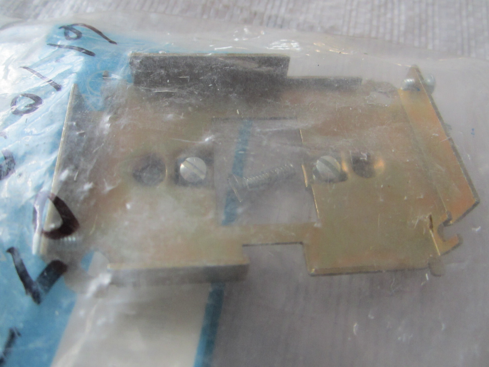 JOHNSON CONTROLS T-4002-6049 MOUNTING BRACKET WITH HARDWARE