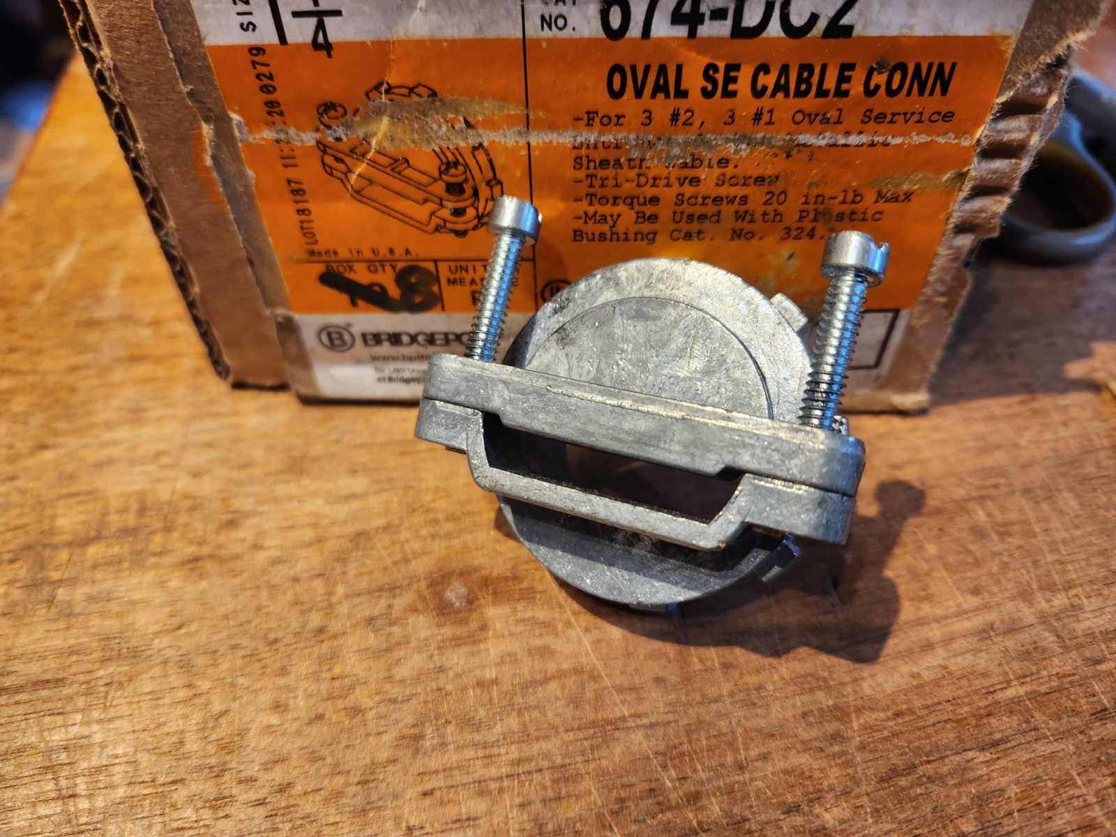 Box Of 8 NEW BRIDGEPORT 674-DC2 1/4″ SERVICE ENTRANCE OVAL CABLE CONNECTOR