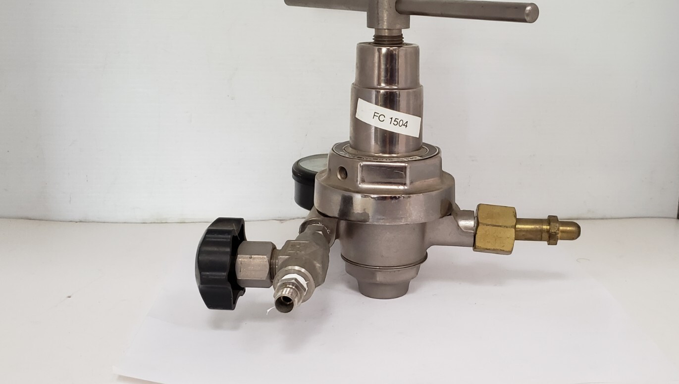 MATHESON MODEL B16B 330 REGULATOR, 0-1000 PSI / 0-7000 kPa GAUGE