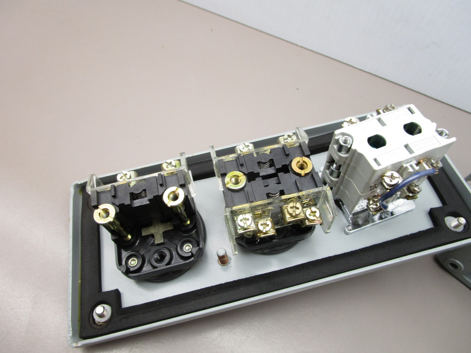 Hoffman E-3PB Push Button Enclosure with Switches ON-OFF-ON / Start / Stop