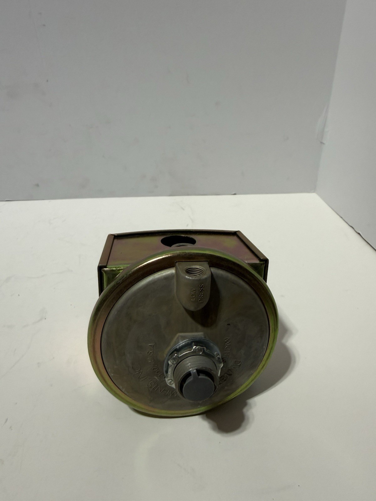 DWYER 1823 Low Differential Pressure Switch Max Pressure 10PSI NEW OPEN BOX