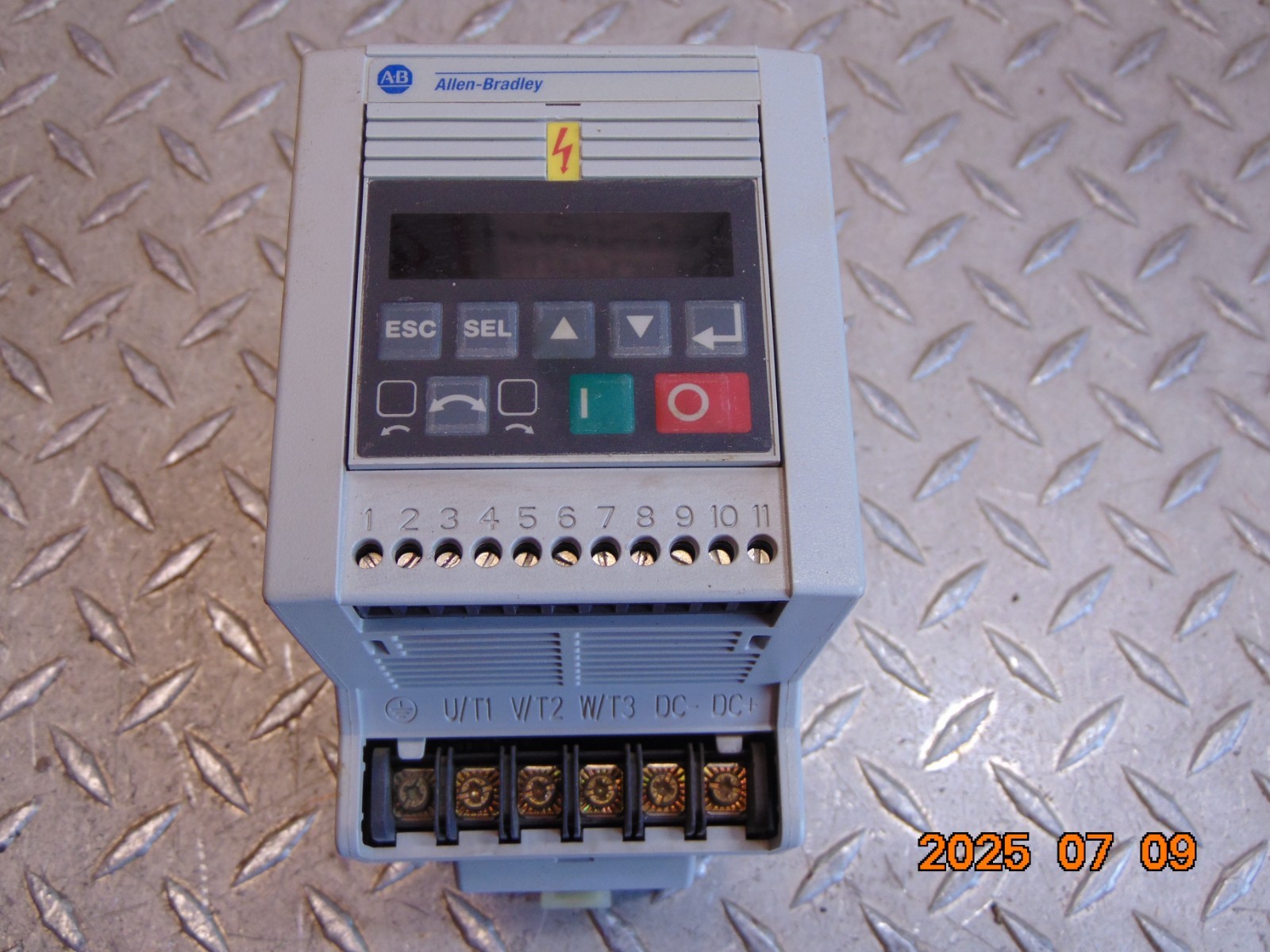 ALLEN-BRADLEY 160-BA03NSF1P1 SERIES C AC DRIVE 380-460V 0.75kW/1HP FRN: 7.06