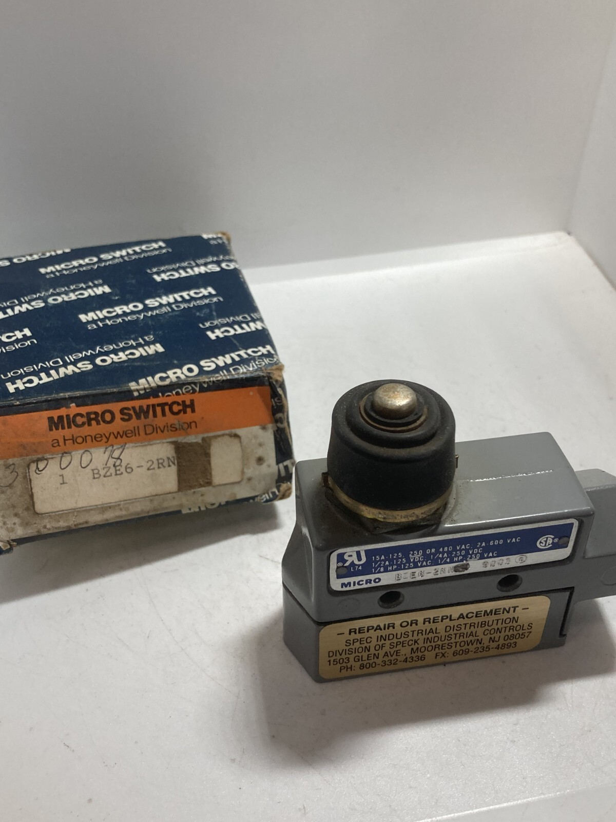 HONEYWELL BZE6-2RN LIMIT SWITCH PLUNGER 15A 125-480VAC 2A 600VAC NIB