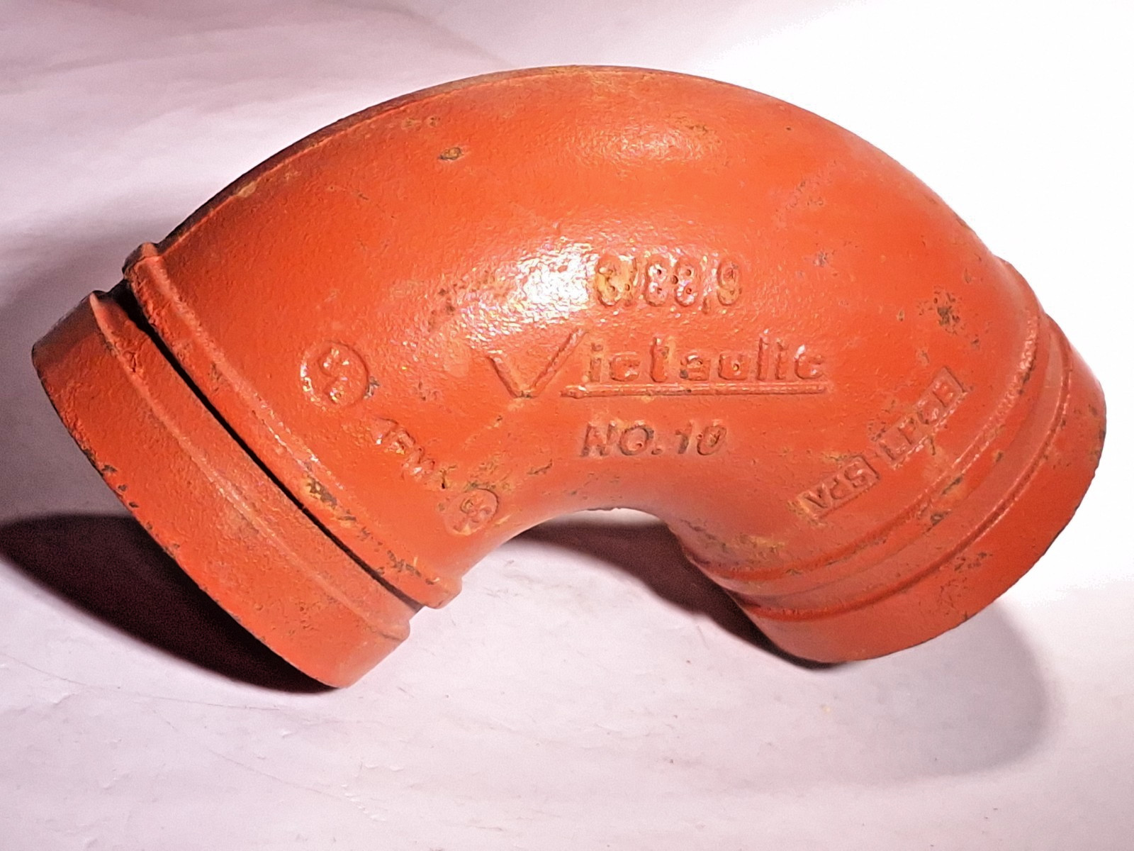 VICTAULIC F030010P00 NO 10 GROOVED DUCTILE IRON ELBOW 3″/88.9 90° – 20 AVAILABLE