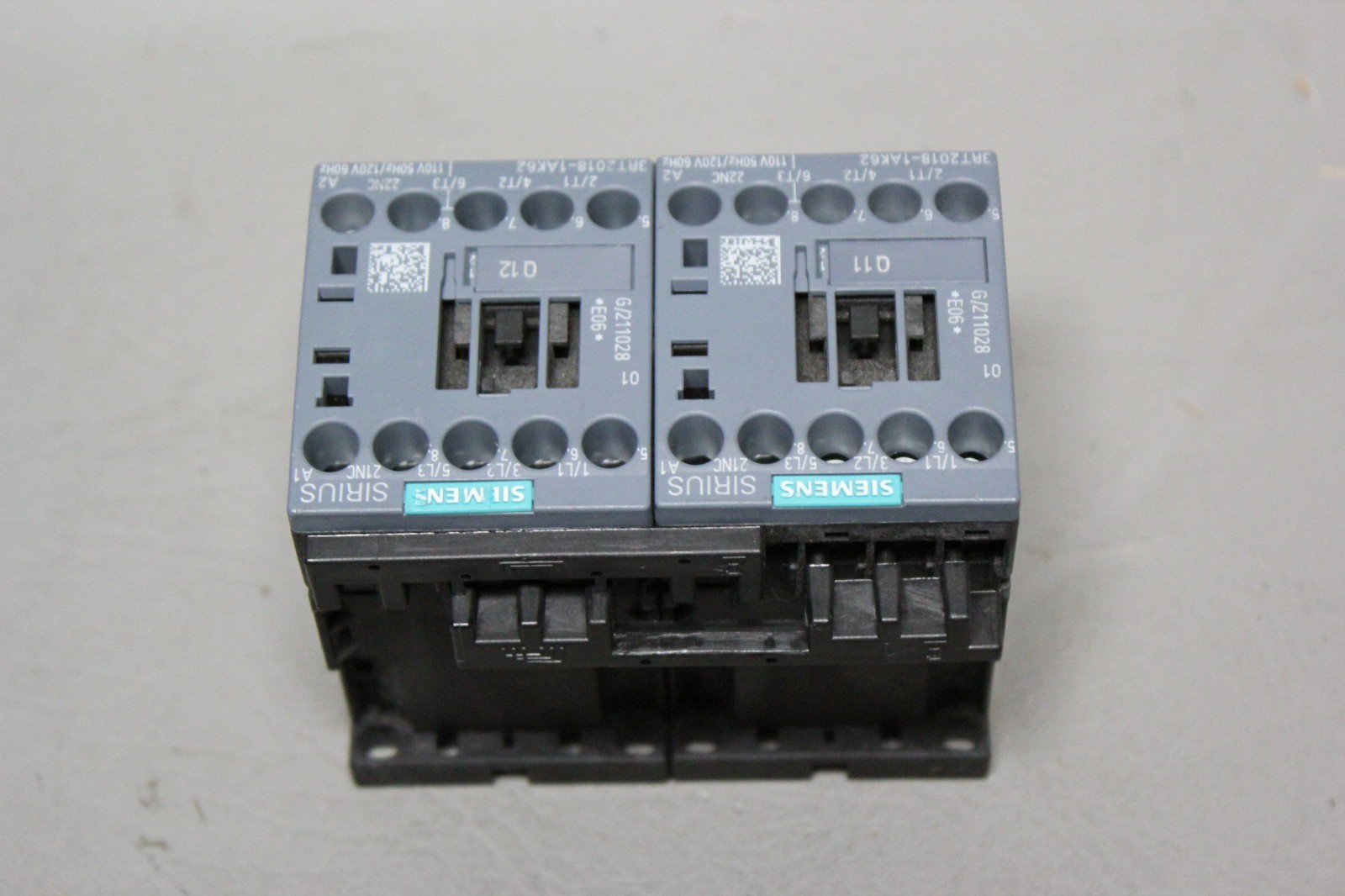 UNUSED SIEMENS REVERSING CONTACTOR 3RA2318-8XB30-1AK6