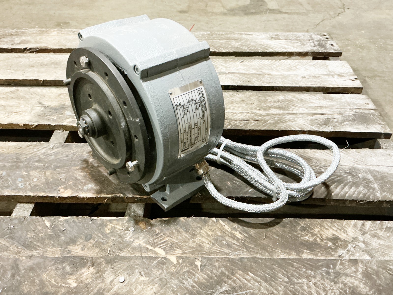 New Valmet MC12S-100K137005004- – IP54 Slitter Motor 460V 2.8A 3540RPM 50/60Hz