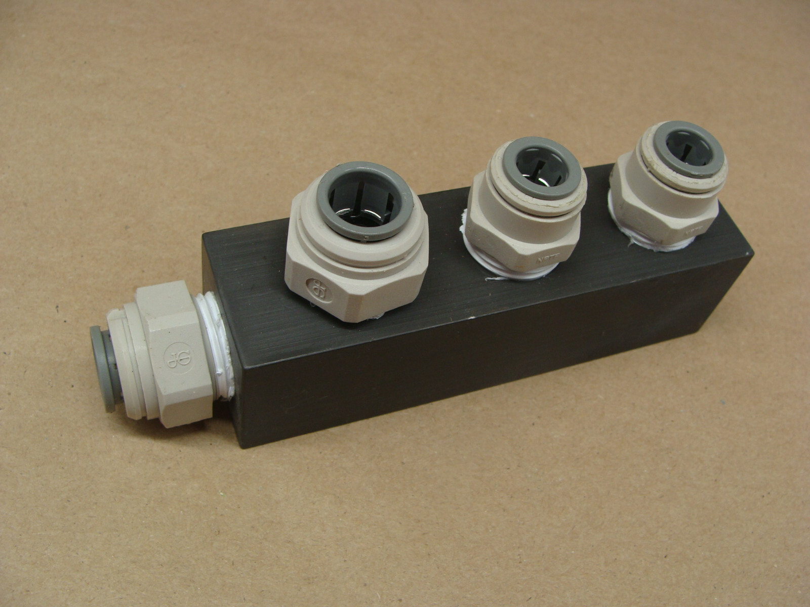 4 PORT AIR MANIFOLD BLOCK WITH JOHN GUEST PUSH TO CONNECT FITTINGS 1/2″ & 3/8″