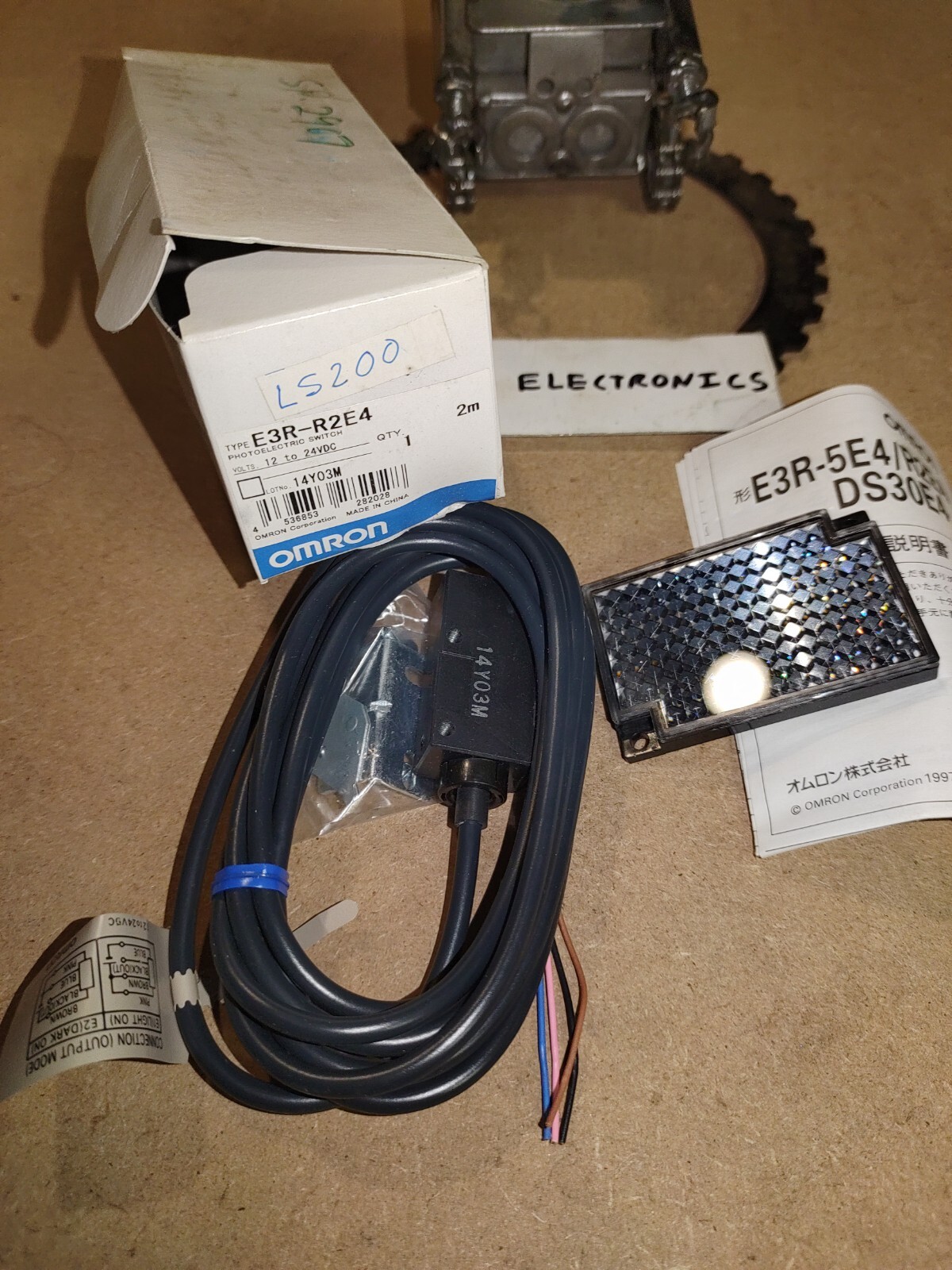 OMRON E3R-R2E4 PHOTOELECTRIC SWITCH =NEW IN BOX= ONE