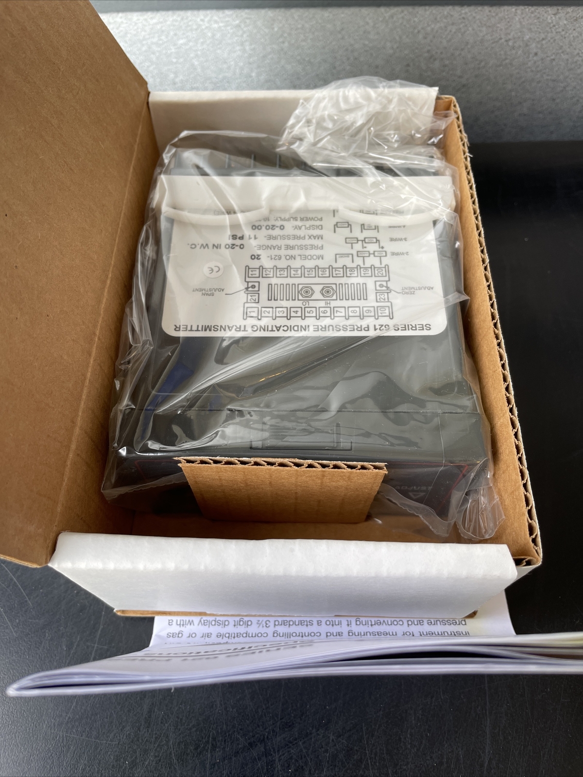 New Dwyer 621-20 Differential Pressure Transmitter 0 – 20 Inches W.C.