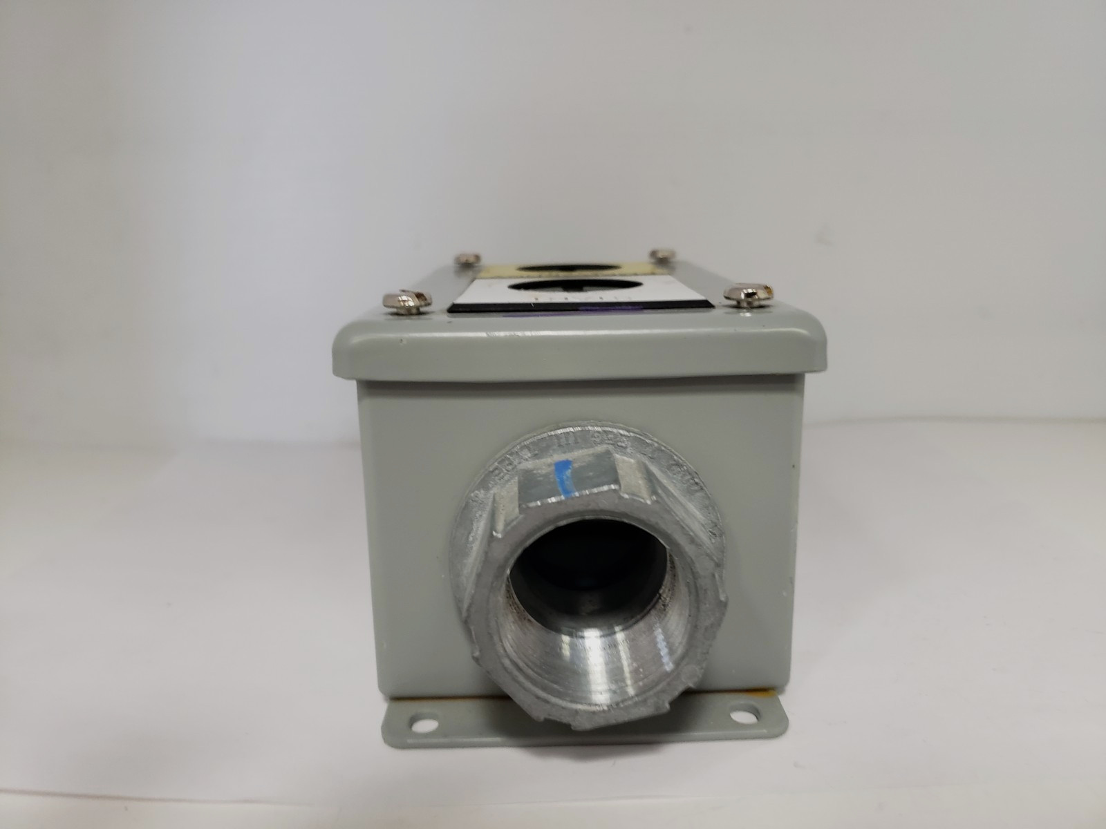 HOFFMAN E2PB CONTROL PUSHBUTTON SWITCH ENCLOSURE 2 HOLE 1.2″ HOLE DIA. STEEL