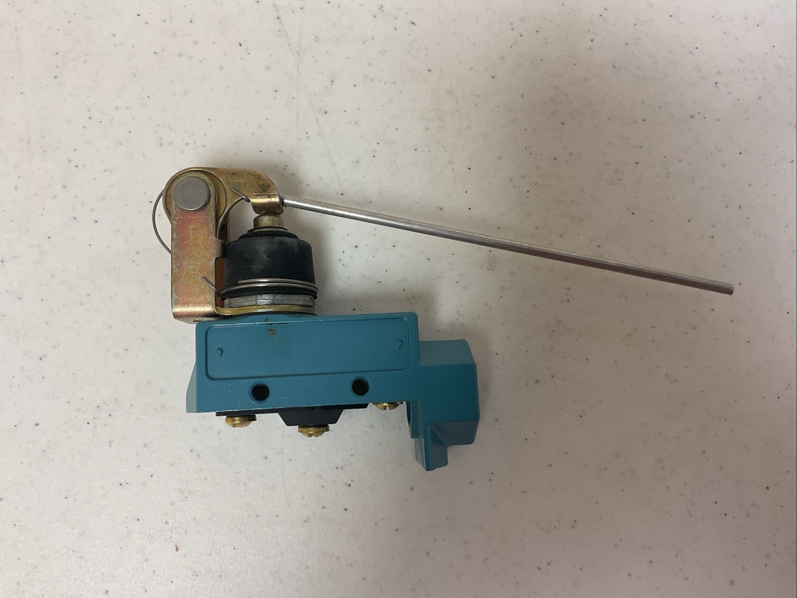 NEW HONEYWELL BZE6-2RN62 ROD LEVER LIMIT SWITCH, FREE SHIPPING